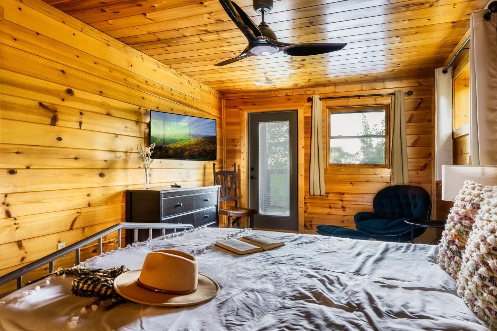 Woodhaven - Private - 3 Suites - Gorgeous Views - 3 Pools - Gamerm - Hottub - Lots Of Bears ガトリンバーグ エクステリア 写真