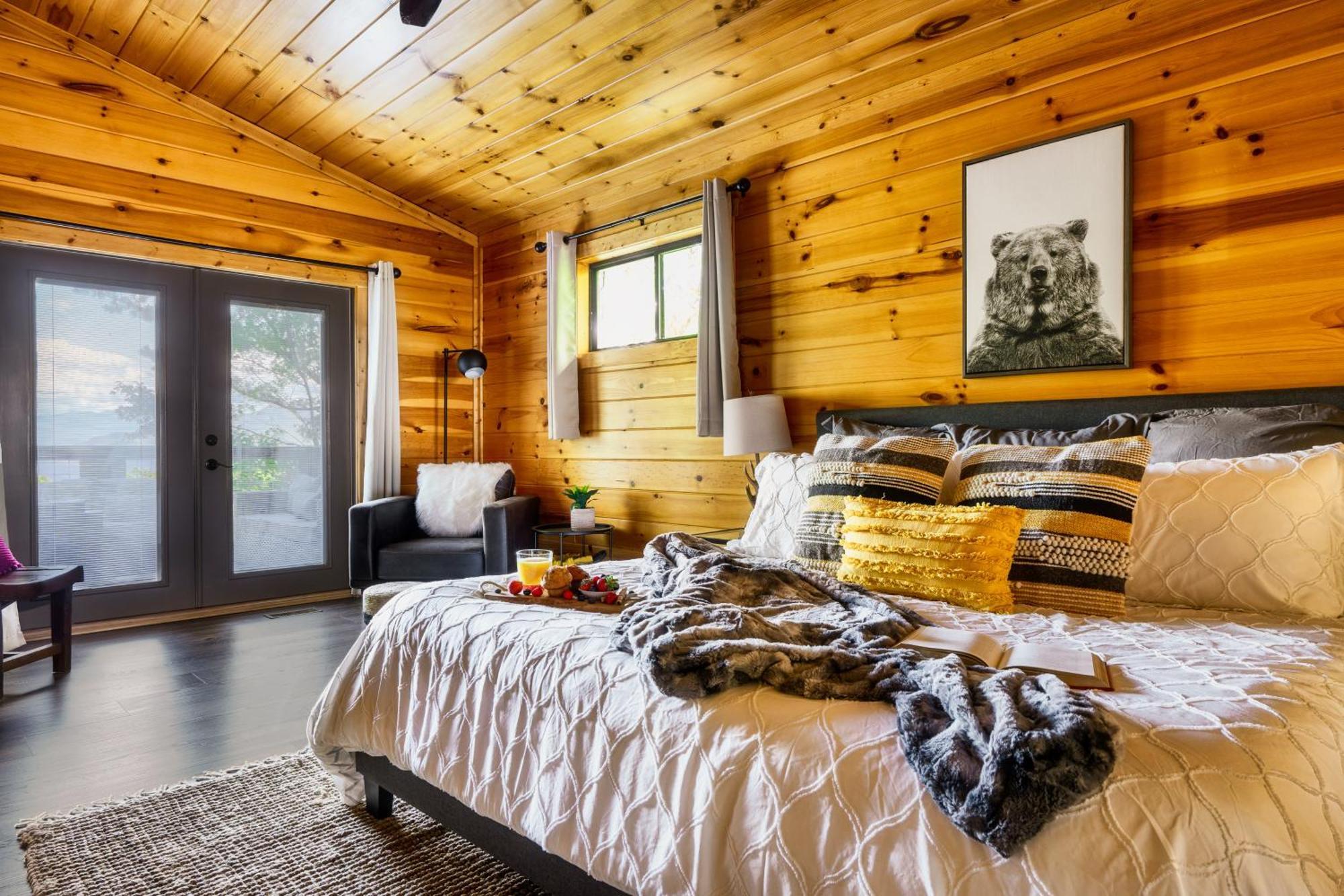 Woodhaven - Private - 3 Suites - Gorgeous Views - 3 Pools - Gamerm - Hottub - Lots Of Bears ガトリンバーグ エクステリア 写真