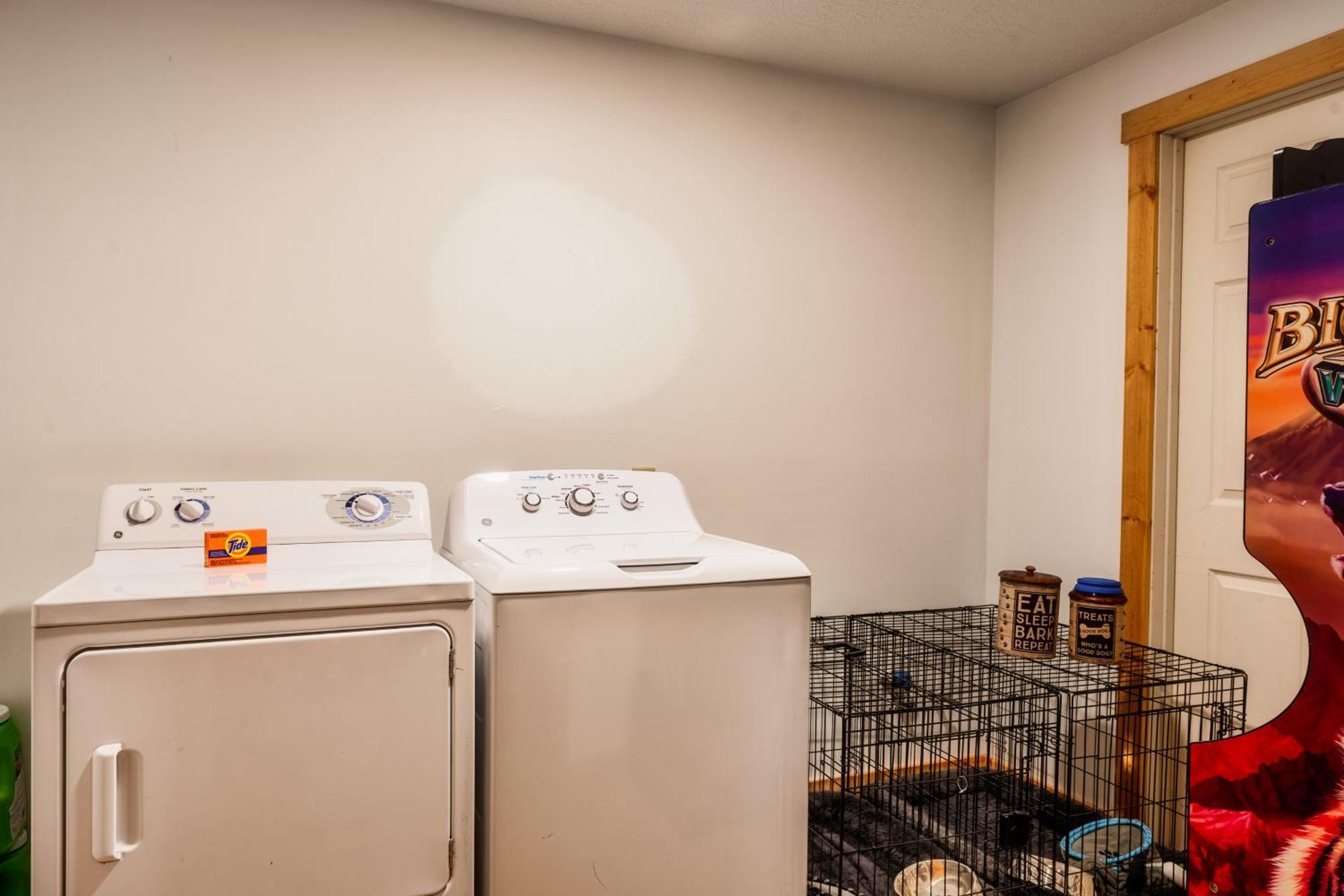 Woodhaven - Private - 3 Suites - Gorgeous Views - 3 Pools - Gamerm - Hottub - Lots Of Bears ガトリンバーグ エクステリア 写真