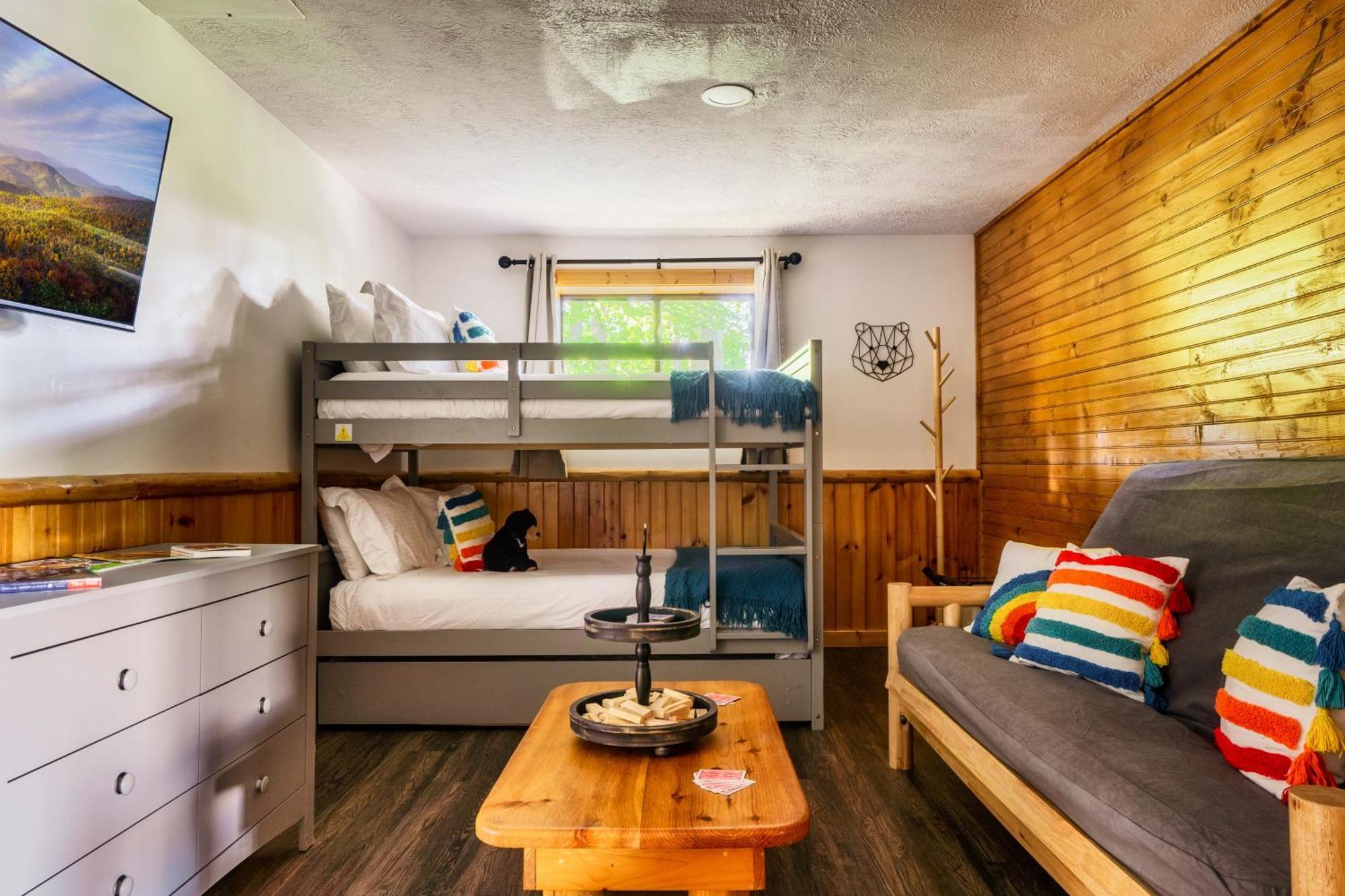 Woodhaven - Private - 3 Suites - Gorgeous Views - 3 Pools - Gamerm - Hottub - Lots Of Bears ガトリンバーグ エクステリア 写真