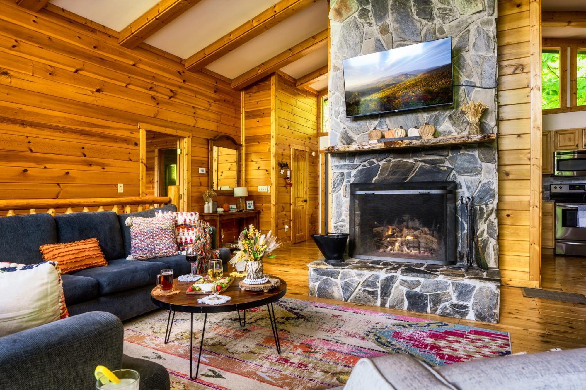 Woodhaven - Private - 3 Suites - Gorgeous Views - 3 Pools - Gamerm - Hottub - Lots Of Bears ガトリンバーグ エクステリア 写真