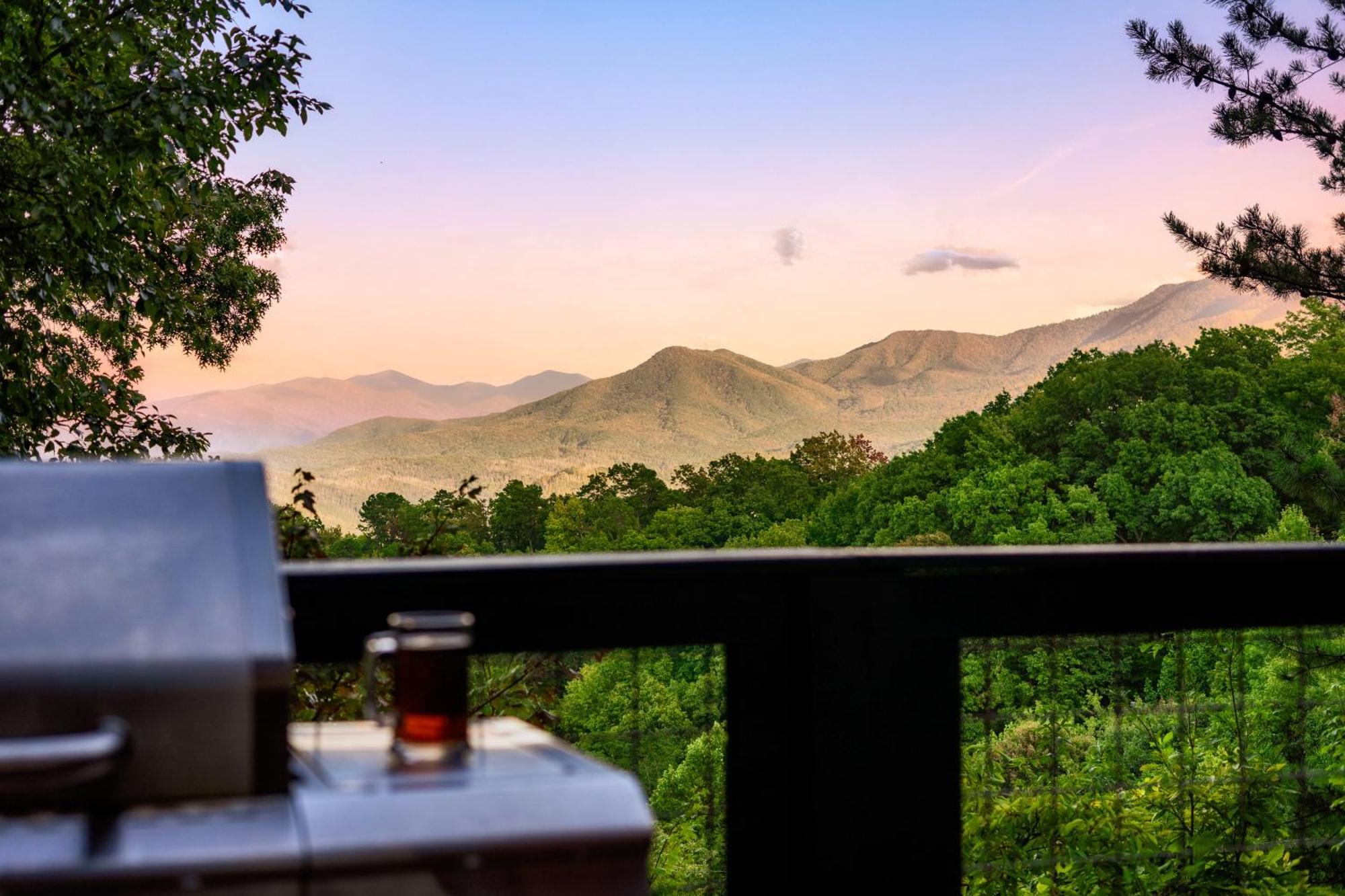 Woodhaven - Private - 3 Suites - Gorgeous Views - 3 Pools - Gamerm - Hottub - Lots Of Bears ガトリンバーグ エクステリア 写真