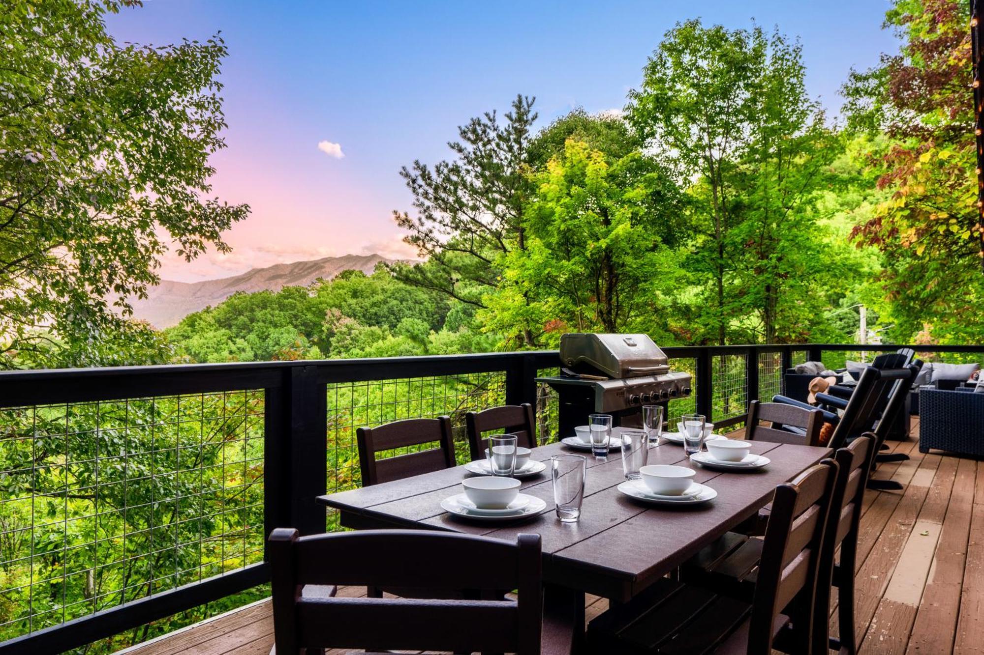 Woodhaven - Private - 3 Suites - Gorgeous Views - 3 Pools - Gamerm - Hottub - Lots Of Bears ガトリンバーグ エクステリア 写真