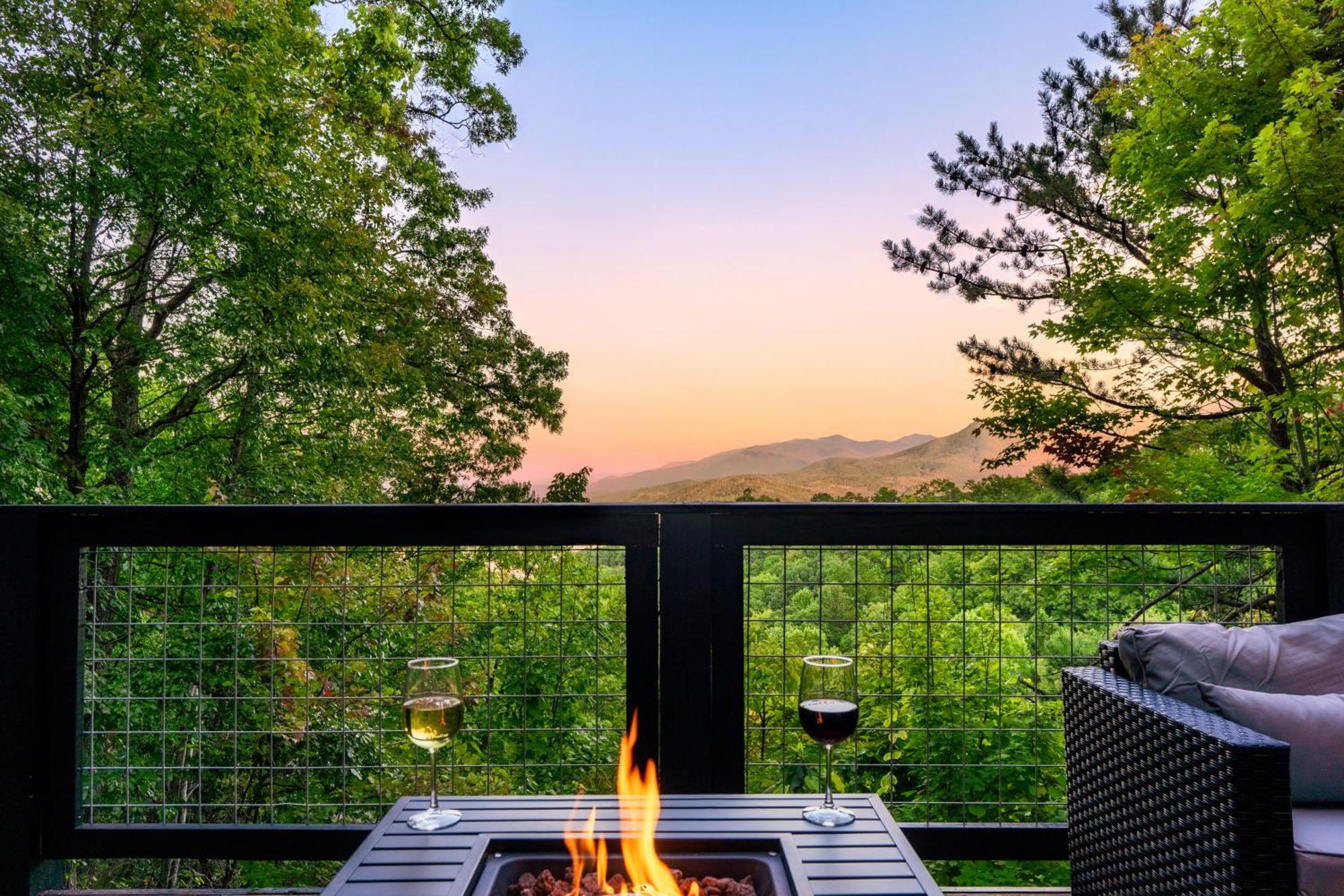 Woodhaven - Private - 3 Suites - Gorgeous Views - 3 Pools - Gamerm - Hottub - Lots Of Bears ガトリンバーグ エクステリア 写真