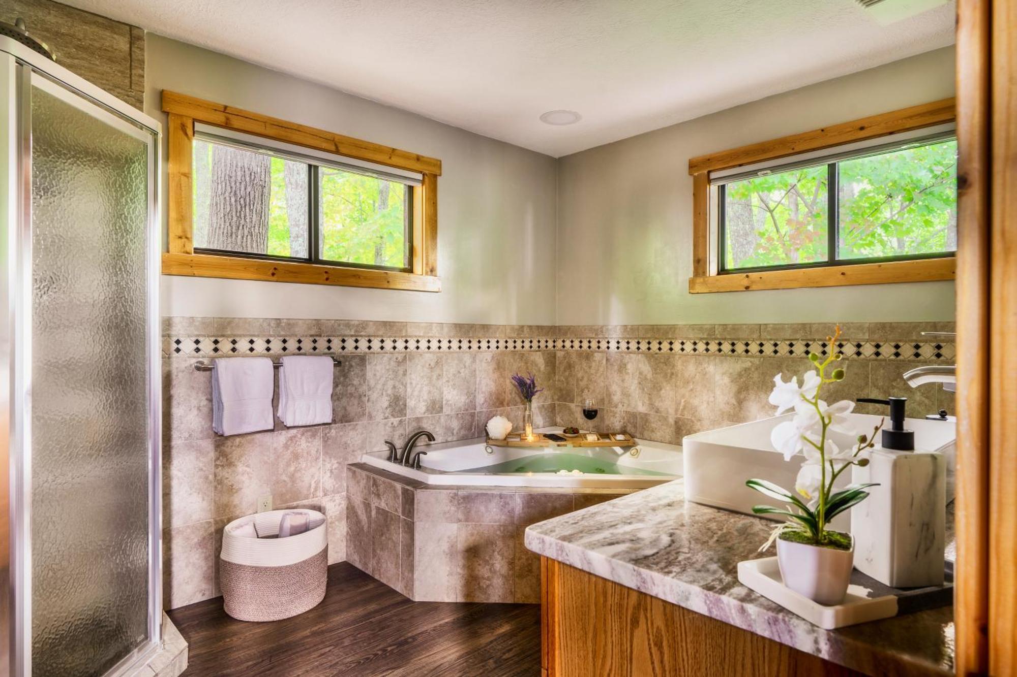 Woodhaven - Private - 3 Suites - Gorgeous Views - 3 Pools - Gamerm - Hottub - Lots Of Bears ガトリンバーグ エクステリア 写真