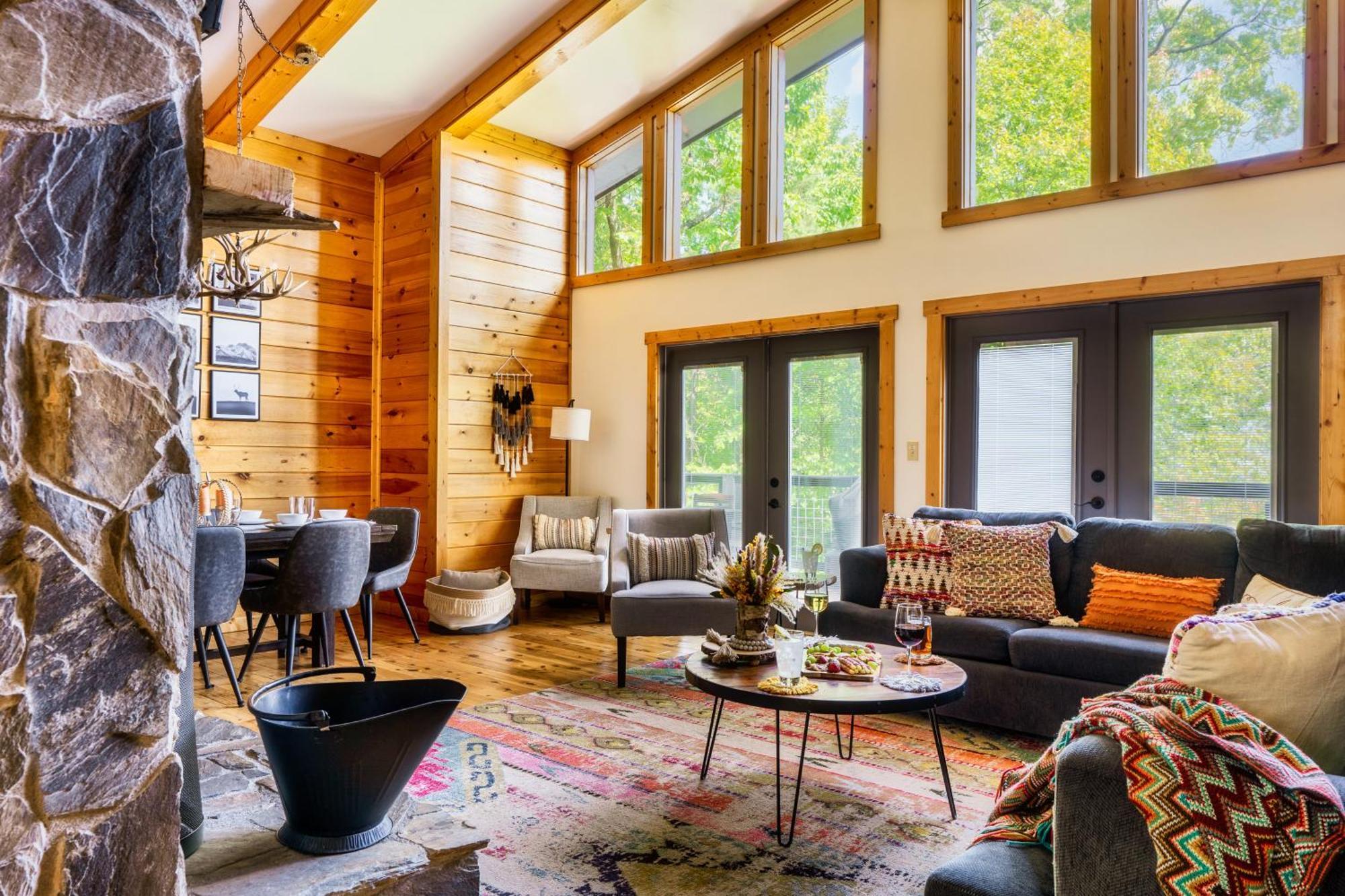 Woodhaven - Private - 3 Suites - Gorgeous Views - 3 Pools - Gamerm - Hottub - Lots Of Bears ガトリンバーグ エクステリア 写真