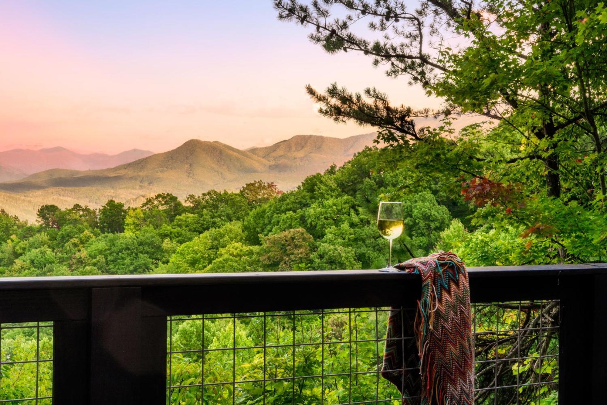 Woodhaven - Private - 3 Suites - Gorgeous Views - 3 Pools - Gamerm - Hottub - Lots Of Bears ガトリンバーグ エクステリア 写真